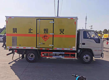 梅河口爆破器材运输车工人安全操作规范与智能技术保障